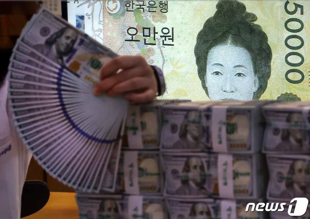 서울 중구 하나은행 위변조대응센터에서 직원이 원화와 달러화를 정리하는 모습/사진=뉴스1