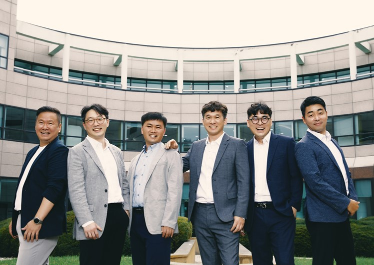 삼성전자공과대학(SSIT) 배경으로 왼쪽부터 안찬우님, 현창훈님, 차진호님, 조상헌님, 강성호님, 임정빈님/사진제공=삼성전자