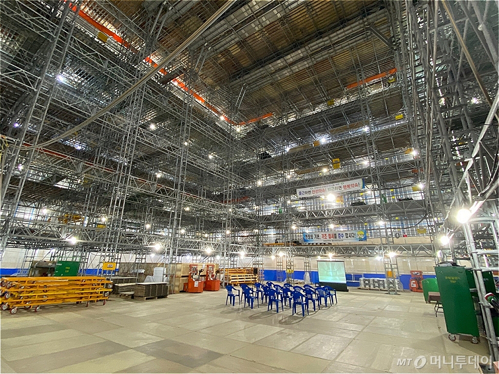 LNG운반선 화물창 내부. 사진의 바닥면은 전체 화물창의 중간부에 설치됐다. 이 선박에는 이 같은 규모의 화물창 3기, 절반정도 크기의 화물창 1기 총 4기의 화물창이 탑재된다. 1회 운송 가능한 LNG량은 17만4000톤이다. /사진=김도현 기자