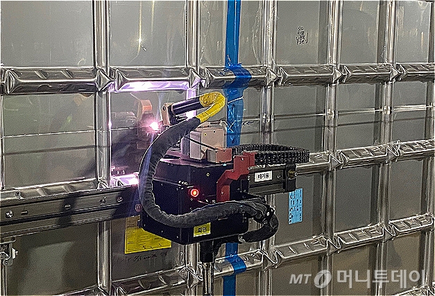 용접 작업을 하고 있는 자동화 설비 /사진=김도현 기자