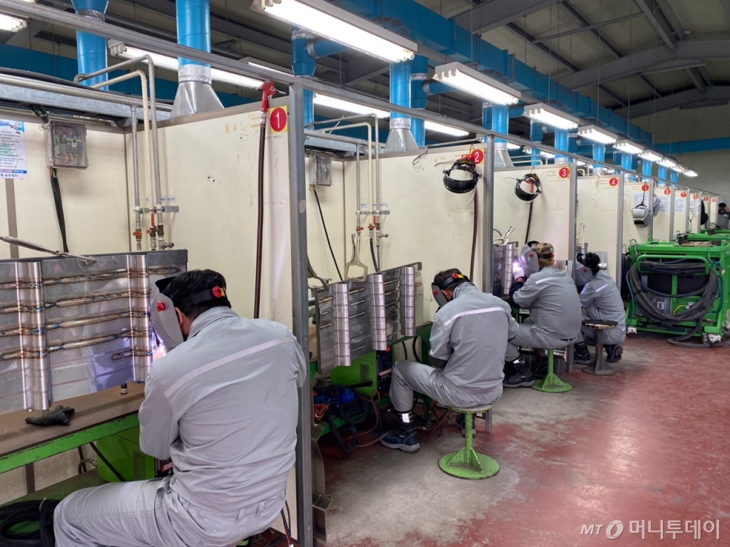 전남 영암군 현대삼호중공업 TIG용접 실습실에서 실습하고 있는 교육생들 /사진=김도현 기자 