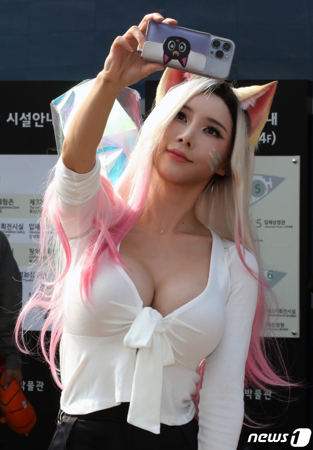 (부천=뉴스1) 정진욱 기자 = 국내 최대 만화축제인 부천국제만화축제가 30일 오후 경기 부천시 한국만화박물관에서 개최했다. 코스튬플레이어들이 만화박물관에 설치된 무대위에서 축제개막을 축하하며 포즈를 취하고 있다. 2022.9.30/뉴스1  Copyright ? 뉴스1. All rights reserved. 무단 전재 및 재배포 금지.