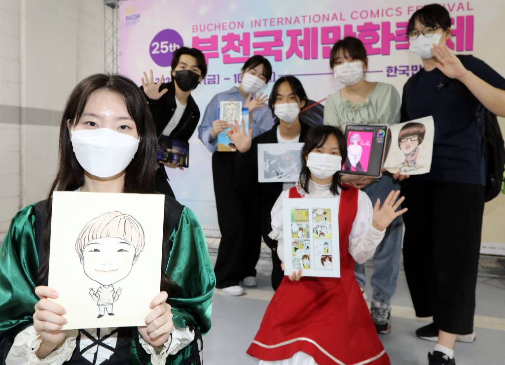 [서울=뉴시스] 부천대학교 영상&게임콘텐츠과 학생들이 30일 경기 부천시 한국만화박물관에서 열린 제25회 부천국제만화축제에서 자신들이 그린 웹툰, 일러스트, 캐리커처 등을 선보이고 있다. (사진=부천대학교 제공) 2022.09.30. *재판매 및 DB 금지