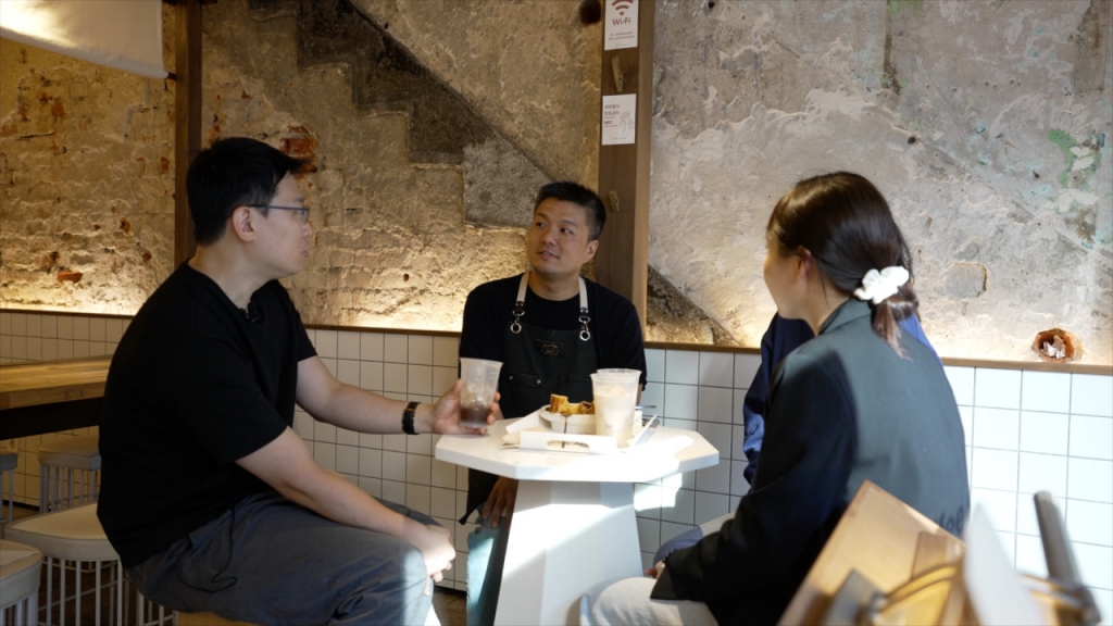 일회용컵 쓰레기 제로 카페인, 언톨드 스위츠의 박주찬 사장님(가운데)과 기자(왼쪽). 장하현씨(오른쪽)와 강진주씨(오른쪽 뒤)./사진=서울시, 이상열 미디어트립 PD