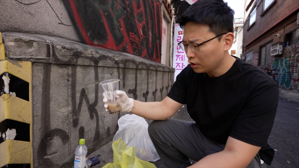 이거 버리신 분 누구지요? 표정으로 말하는 남형도 기자./사진=서울시, 이상열 미디어트립 PD