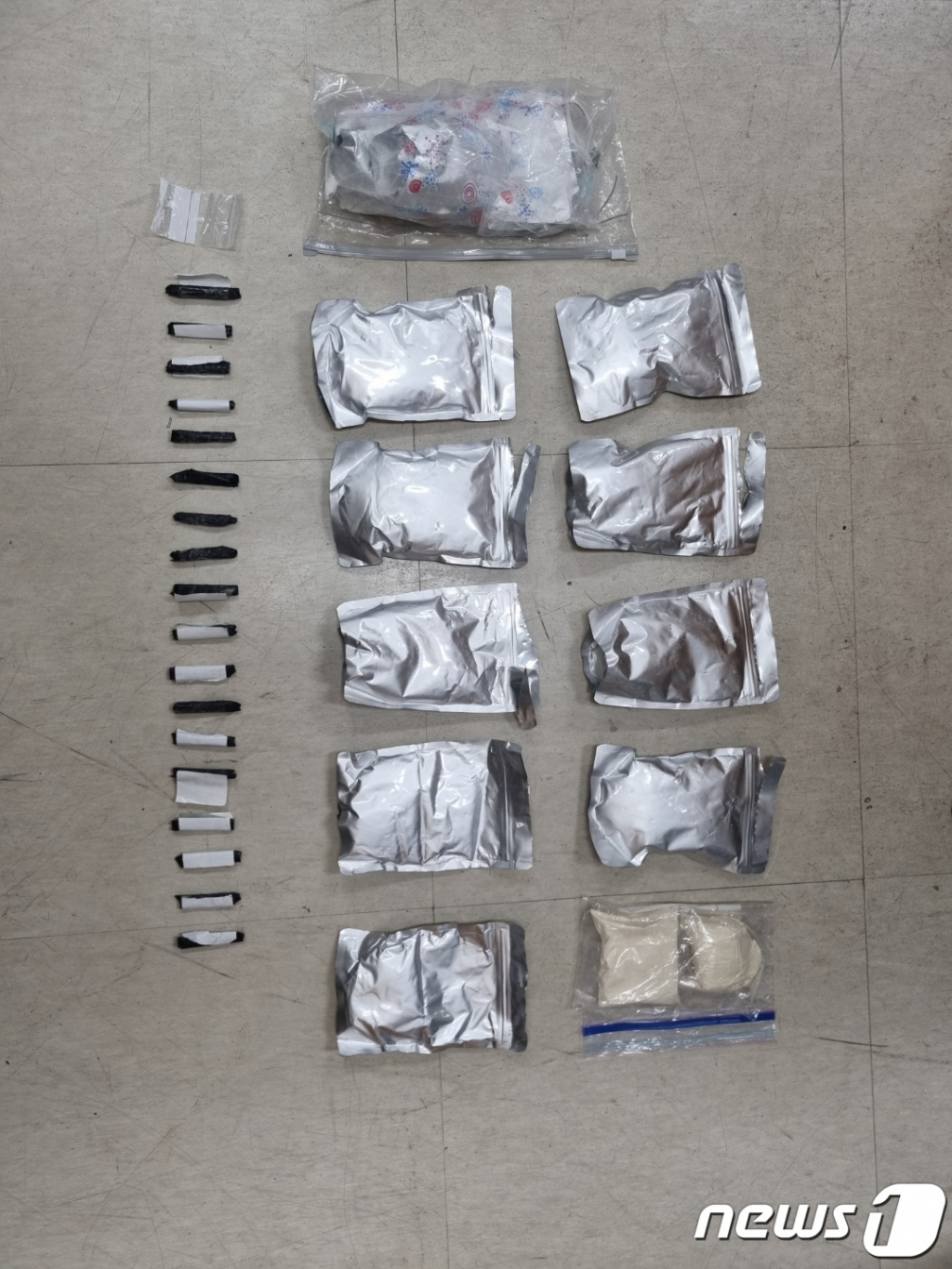 (서울=뉴스1) = 서울경찰청 마약범죄수사대는 동남아시아에서 밀수입한 필로폰을 미리 마련한 타인 명의 원룸에 보관하며 수도권에 유통시킨 피의자 등 9명을 검거하고 그중 3명을 구속했다고 28일 밝혔다. 사진은 화장실 천장에 은닉한 2.4kg 필로폰을 꺼내놓은 모습.  경찰은 피의자들 검거 과정에서 필로폰 2.9kg(시가 97억 원 상당, 약 9만 7,000 명 동시 투약분)을 압수해 대량의 필로폰이 국내 클럽과 유흥업소 등에 유통되는 것을 사전에 차단했다.   또한 경찰은 앞으로 마약류 집중단속과 함께 인터넷·SNS·가상자산 등을 통한 마약류 유통사범에 대한 연중 상시단속을 전개하고, 서울 시내 클럽 및 유흥업소 등과의 관련성 여부를 면밀하게 살펴볼 계획이라고 밝혔다. (서울경찰청 제공) 2022.9.28/뉴스1  Copyright ? 뉴스1. All rights reserved. 무단 전재 및 재배포 금지.