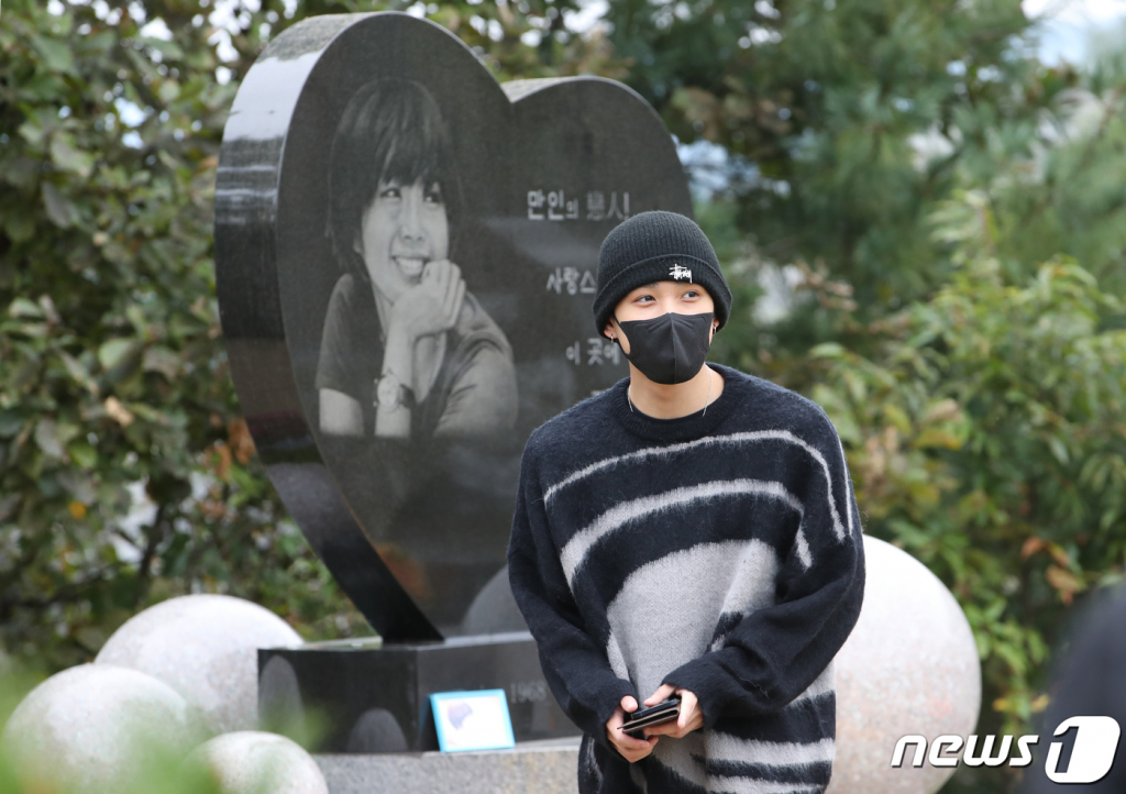 (양평=뉴스1) 권현진 기자 = 故 최진실의 아들인 가수 최환희(활동명 지플랫)가 고인의 14주기인 2일 오전 경기도 양평군 갑산공원묘역을 찾아 생각에 잠겨있다. 2022.10.2/뉴스1  Copyright ? 뉴스1. All rights reserved. 무단 전재 및 재배포 금지.