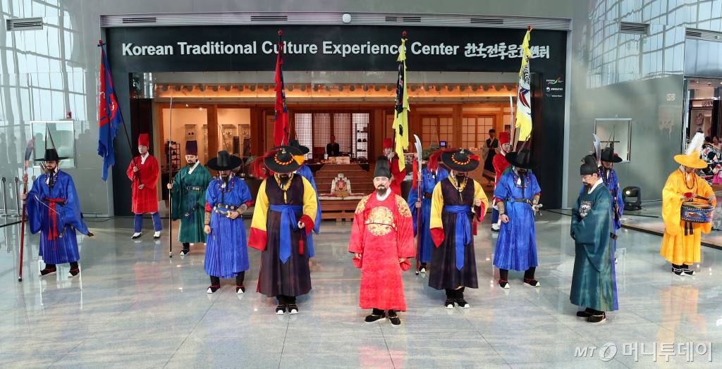 ?16일 오후 인천국제공항 2터미널 출국장 내 한국전통문화센터에서 공항 수문장 임명의식이 진행되고 있다.  한국문화재재단은 문화체육관광부, 인천국제공항공사와 함께 지난 4월부터 시범적으로 선보였던 공항 수문장 임명식을 시작으로 교대식을 정식 운영한다고 밝혔다. /사진=이기범 기자 leekb@
