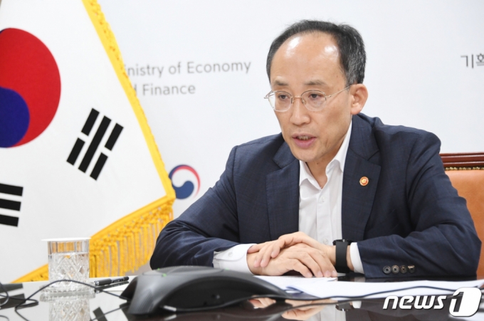 (서울=뉴스1) 임세영 기자 = 추경호 경제부총리 겸 기획재정부 장관이 30일 서울 종로구 정부서울청사에서 재닛 옐런 미국 재무장관과 글로벌 경제상황, 외환시장, 전기차 세액공제 등을 논의하기 위해 컨퍼런스콜을 하고 있다. (기획재정부 제공) 2022.10.1/뉴스1 Copyright (C) 뉴스1. All rights reserved. 무단 전재 및 재배포 금지.