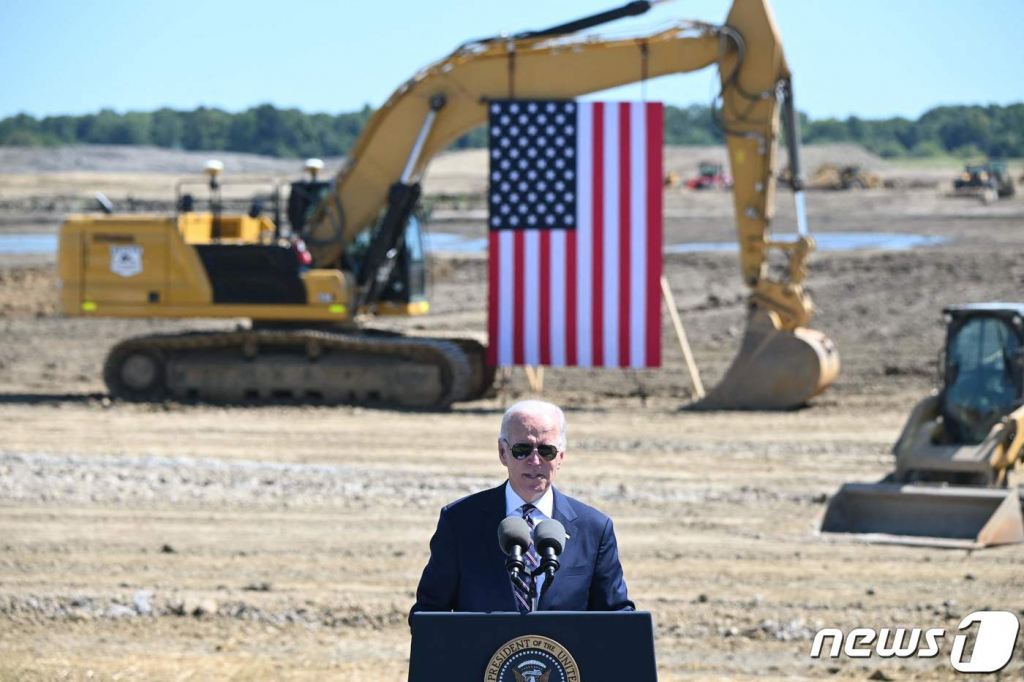 (뉴올버니 AFP=뉴스1) 우동명 기자 = 조 바이든 미국 대통령이 9일 (현지시간) 오하이오주 뉴올버니에 있는 인텔 신규 반도체 공장 기공식에 참석해 반도체 산업 육성법 관련 연설을 하고 있다.  ⓒ AFP=뉴스1  Copyright ? 뉴스1. All rights reserved. 무단 전재 및 재배포 금지.