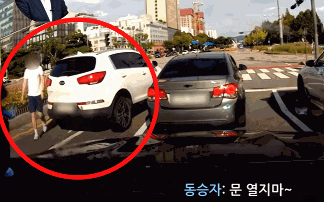 지난달 18일 오후 4시쯤 한 남성이 끼어들기 행위에 경적을 울렸다는 이유로 신호 대기 중 차량에서 내려 상대 운전자의 차량에 주먹을 내리쳤다./사진=한문철TV