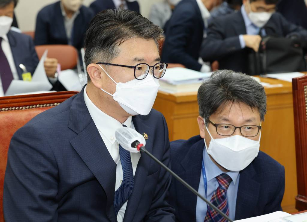 장상윤(왼쪽) 교육부 차관이 4일 국회에서 열린 교육위원회 국정감사를 준비하며 관계자와 대화하고 있다. /사진=공동취재사진