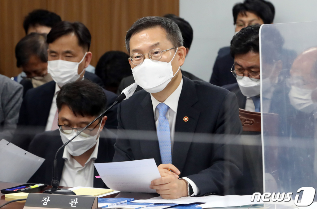 이종호 과학기술정보통신부 장관이 4일 오전 정부세종청사에서 열린 국회 과학기술정보방송통신위원회의 과학기술정보통신부, 우정사업본부 등에 대한 국정감사에서 의원들의 질의애 답변하고 있다. 2022.10.4/뉴스1  Copyright ? 뉴스1. All rights reserved. 무단 전재 및 재배포 금지.