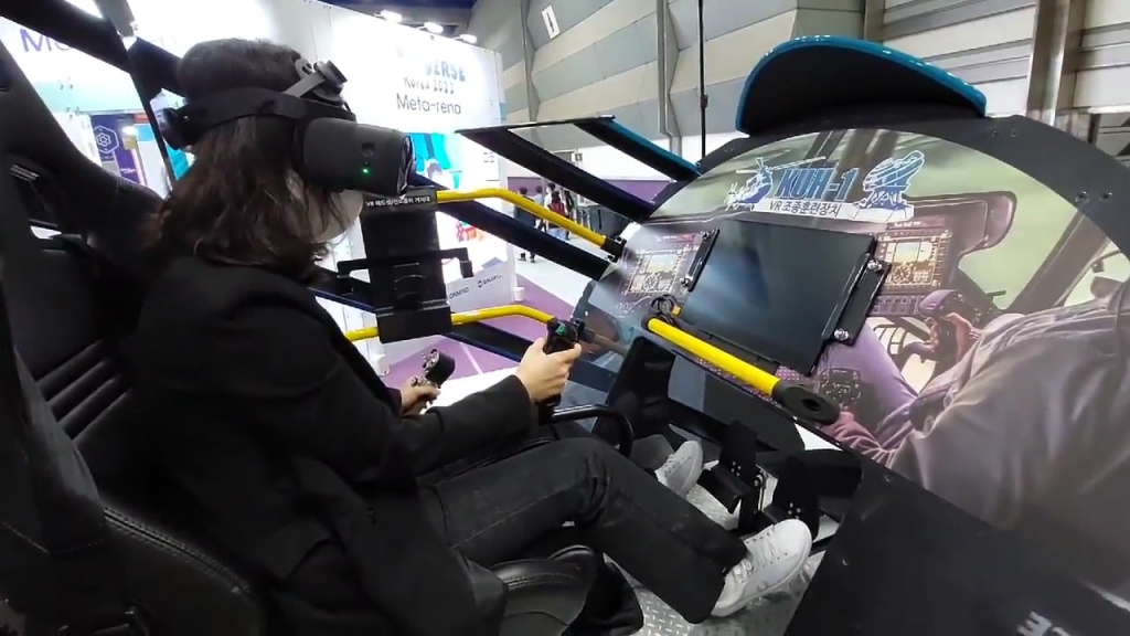 기자가 수리온 VR조종훈련장비 체험하는 모습/사진=최민경 기자