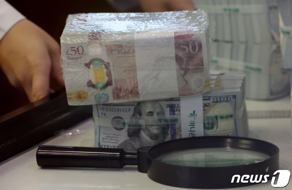 지난달 26일 영국 파운드화의 미 달러 대비 환율은 약 5% 떨어지며 한때 사상 최저 수준인 1.03달러로 추락했다. 이는 지난 주 쿼지 콰텡 영국 신임 재무장관이 경기 활성화를 위해 50년 만에 최대 감세정책을 발표한 때문이고, 감세로 인플레이션과 적자가 심화해 침체를 유발할 것이라는 우려에 파운드는 폭락했다. 하달러 대비 파운드는 소폭 반등했지만 올해 낙폭은 여전히 20.4%에 달한다. 주요 10개국(G10) 가운데 일본 엔화와 더불어 가장 많이 떨어졌다. 사진은 같은달 27일 서울 중구 하나은행 위변조대응센터에서 직원이 파운드화와 달러화를 정리하는 모습. / 사진제공=뉴스1