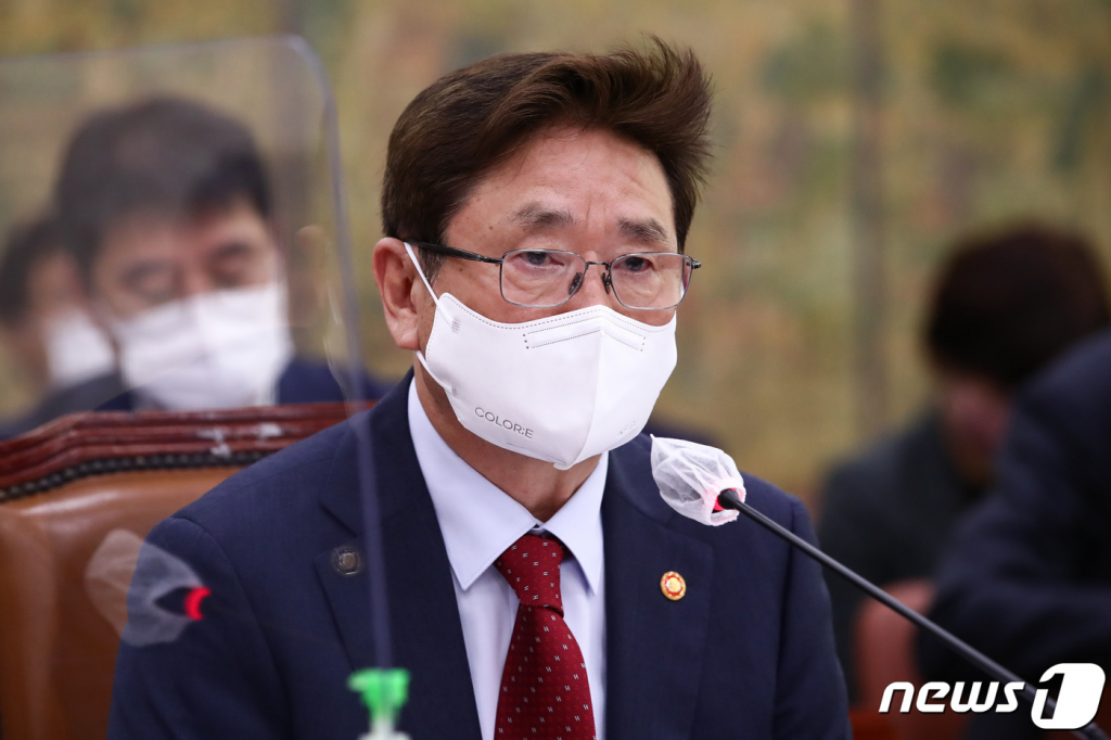 (서울=뉴스1) 유승관 기자 = 박보균 문화체육관광부 장관이 5일 서울 여의도 국회에서 열린 문화체육관광위원회 국정감사에서 의원 질의에 답변하고 있다. (공동취재) 2022.10.5/뉴스1  Copyright ? 뉴스1. All rights reserved. 무단 전재 및 재배포 금지.