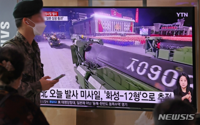 [서울=뉴시스] 조성우 기자 = 4일 오후 서울 중구 서울역 대합실에서 시민들이 북한의 미사일 발사 관련 뉴스를 시청하고 있다. 4일 합동참모본부는 오전 7시 23분경 북한 자강도 무평리 일대에서 일본 상공을 통과하는 중거리 탄도미사일 1발이 발사됐다고 밝혔다. 2022.10.04