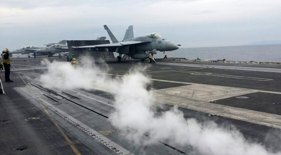 미국 핵 추진 항공모함 3척이 참가한 가운데 동해상에서 실시중인 한미 연합훈련 사흘째인 지난 13일 로널드 레이건호(CVN 76)의 갑판위에서 F-18 전투기가 이륙준비를 하고 있다. 레이건호와 시어도어 루스벨트호(CVN 71), 니미츠호(CVN 68) 등 3척의 항공모함 중 미군은 레이건호의 훈련 상황을 우리 언론에 공개했다.2017.11.14/뉴스1  
