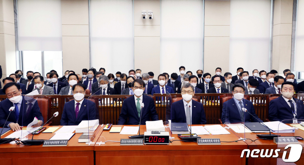 노태악 중앙선거관리위원장(앞줄 왼쪽 세 번째)을 비롯한 피감기관 관계자들이 5일 서울 여의도 국회에서 열린 행정안전위원회의 중앙선거관리위원회, 진실화해를위한과거사정리위원회, 소방청·한국소방산업기술원, 한국승강기안전공단 등 7개 공공기관에 대한 국정감사에 출석해 감사 시작을 기다리고 있다./뉴스1