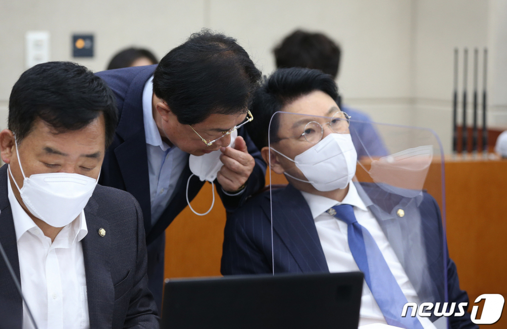 이만희 국회 행정안전위원회 국민의힘 간사(가운데)와 장제원 의원이 5일 오전 서울 여의도 국회에서 열린 행정안전위원회의 중앙선거관리위원회, 진실화해를위한과거사정리위원회, 소방청·한국소방산업기술원, 한국승강기안전공단 등 7개 공공기관에 대한 국정감사에서 대화를 나누고 있다./뉴스1