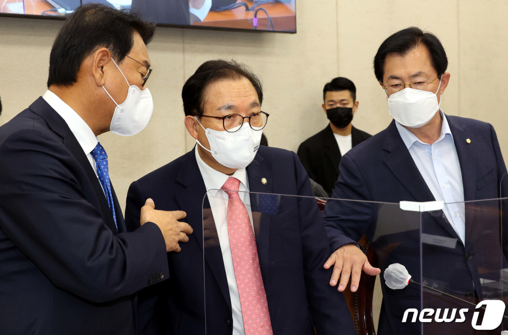 이채익 국회 행정안전위원장이 5일 서울 여의도 국회에서 열린 행정안전위원회의 중앙선거관리위원회, 진실화해를위한과거사정리위원회, 소방청·한국소방산업기술원, 한국승강기안전공단 등 7개 공공기관에 대한 국정감사에서 여야 간사와 논의를 하고 있다./뉴스1