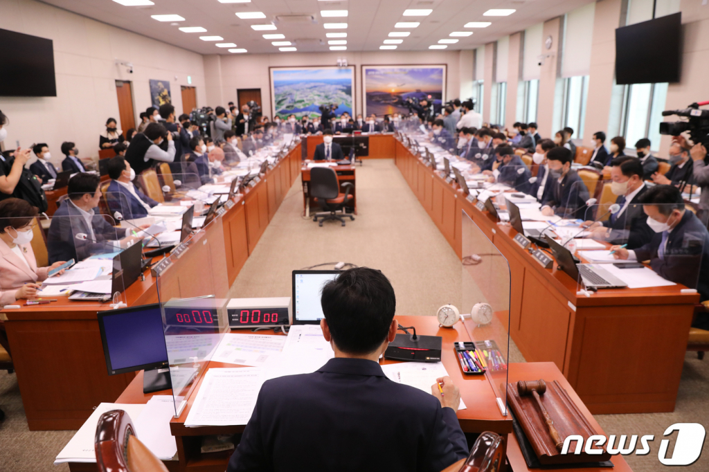 (서울=뉴스1) 허경 기자 = 6일 서울 여의도 국회에서 열린 국토교통위원회의 국토교통부 등에 대한 국정감사가 열리고 있다. 2022.10.6/뉴스1 Copyright ? 뉴스1. All rights reserved. 무단 전재 및 재배포 금지.