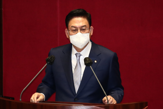 (서울=뉴스1) 허경 기자 = 충북 청주시상당구 재-보궐선거에서 당선된 정우택 국민의힘 의원이 5일 서울 여의도 국회에서 열린 본회의에서 인사말을 하고 있다. 2022.4.5/뉴스1  