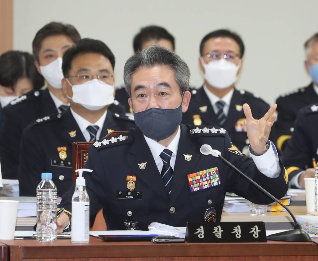 [서울=뉴시스] 고범준 기자 = 윤희근 경찰청장이 7일 오전 서울 서대문구 경찰청사에서 열린 국회 행정안정위원회의 경찰청, 도로교통안전공단 등에 대한 국정감사에서 위원들의 질의에 답변하고 있다. (공동취재사진) 2022.10.07.
