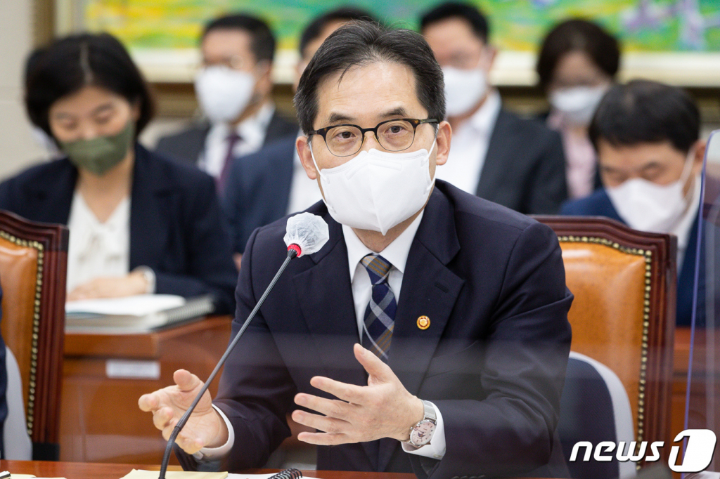 한기정 공정거래위원장이 7일 서울 여의도 국회에서 열린 정무위원회의 공정거래위원회, 한국소비자원, 한국공정거래조정원에 대한 국정감사에서 의원 질의에 답변하고 있다./사진=뉴스1