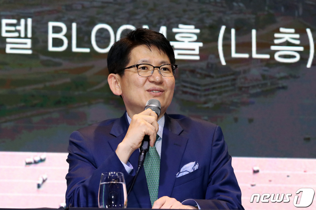 (서울=뉴스1) 이동해 기자 = 강성부 KCGI 대표가 20일 오전 서울 영등포구 여의도 글래드호텔에서 열린 '한진그룹 정상화를 위한 주주연합 기자간담회'에서 질문에 답하고 있다. 2020.2.20/뉴스1  