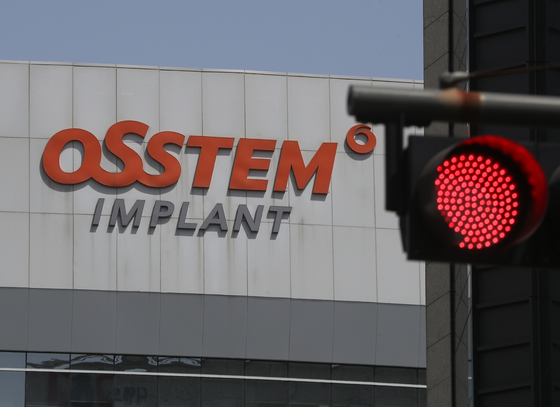 (서울=뉴스1) 신웅수 기자 = 회사자금 횡령 사건으로 주식 거래가 중지된 오스템임플란트가 상장폐지를 피했다.  한국거래소는 27일 기업심사위원회를 열고 오스템임플란트의 상장유지를 결정했다고 공시했다.  115일 만에 거래가 재개되면서 향후 주가 움직임에도 관심이 모인다.  오스템임플란트 매매거래는 오는 28일부터 재개될 예정이다.   앞서 오스템임플란트는 지난해 말 재무팀장이 회사자금 2215억원을 횡령한 사건이 발생한 이후 상장적격성(상장폐지) 실질심사 사유로 지난 1월3일부터 주식 거래가 정지된 바 있다.   사진은 이날 서울 강서구 오스템임플란트 중앙연구소의 모습. 2022.4.27/뉴스1  