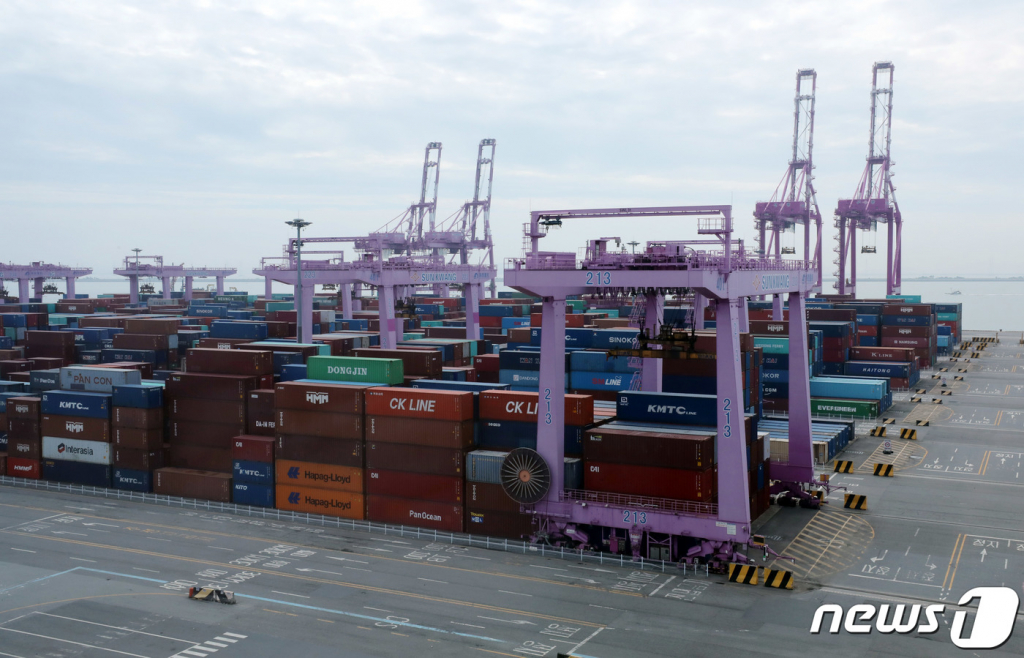 (인천=뉴스1) 박세연 기자 = 18일 인천 연수구 인천신항에서 컨테이너들이 쌓여 있다. 2022.9.18/뉴스1  Copyright ? 뉴스1. All rights reserved. 무단 전재 및 재배포 금지.