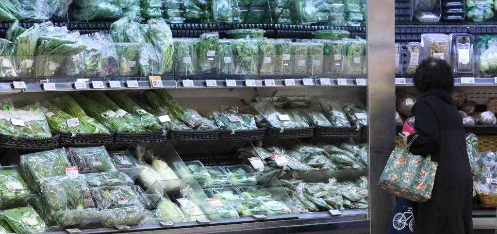 지난달 소비자 물가 상승률이 둔화했지만 채소 등의 농산물과 가공식품 가격은 여전히 상승했다. 이달 5일 통계청 발표 9월 소비자물가동향에 따르면 지난달 소비자물가지수는 108.93으로 전년동월보다 5.6% 상승했으나 채소류(22.1%) 등 농산물 가격은 8.7% 상승했다. 특히 무, 배추 등이 많이 올랐다. 또 가공식품 8.7%, 공업제품 6.7% 등의 상승률을 보였다. 5일 서울 시내 한 대형마트에서 소비자들이 장을 보고 있다. / 사진제공=뉴시스