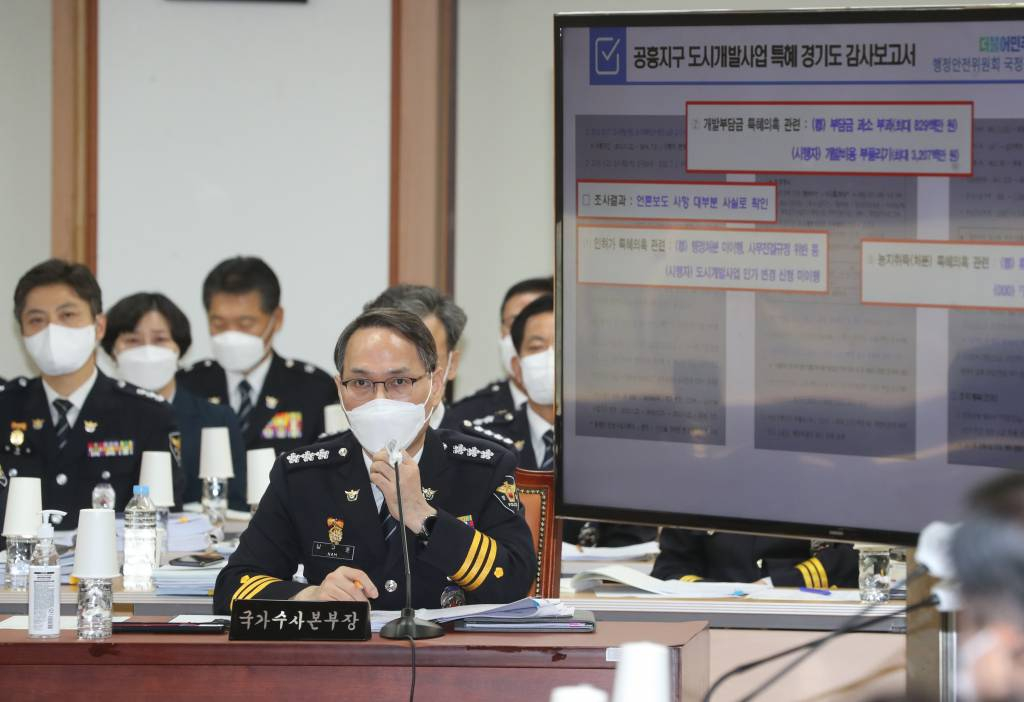[서울=뉴시스] 고범준 기자 = 남구준 국가수사본부장이 7일 오전 서울 서대문구 경찰청사에서 열린 국회 행정안전위원회의 경찰청, 도로교통공단 등에 대한 국정감사에서 위원들의 질의에 답변하고 있다. (공동취재사진) 2022.10.07.