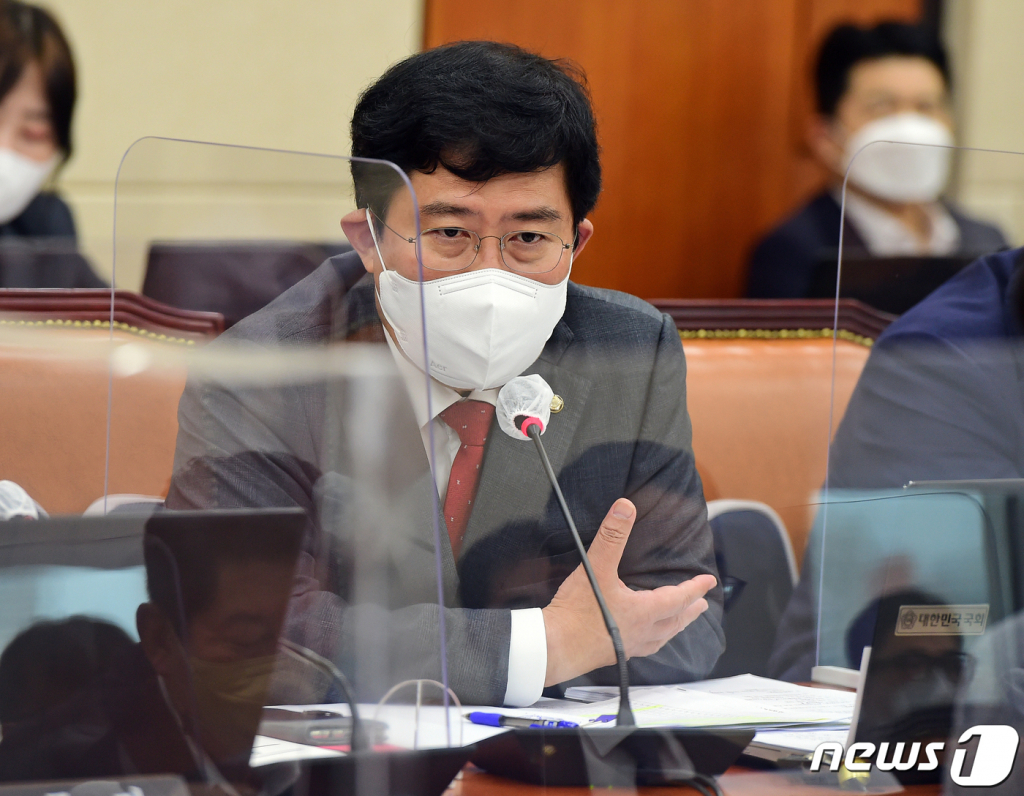 (서울=뉴스1) 허경 기자 = 윤창현 국민의힘 의원이 4일 국회에서 열린 정무위원회의 국무조정실·국무총리비서실에 대한 국정감사에서 이스타항공 채용 비리와 관련해 야권 인사들이 연루돼 있다고 주장한 것과 관련 야당 의원들의 항의를 받자 의사 진행 발언을 하고 있다. (공동취재) 2022.10.4/뉴스1 Copyright ? 뉴스1. All rights reserved. 무단 전재 및 재배포 금지.