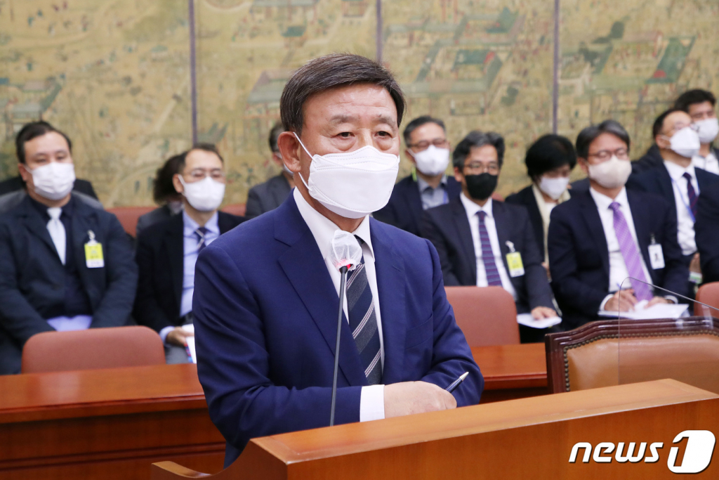 (서울=뉴스1) 조태형 기자 = 허성곤 전 김해시장이 11일 오후 서울 여의도 국회에서 열린 문화체육관광위원회의 문화재청 등에 대한 국정감사에 증인으로 출석해 김해 구산동 지석묘 세척 등과 관련된 의원 질의에 답변하고 있다. 2022.10.11/뉴스1  Copyright ? 뉴스1. All rights reserved. 무단 전재 및 재배포 금지.