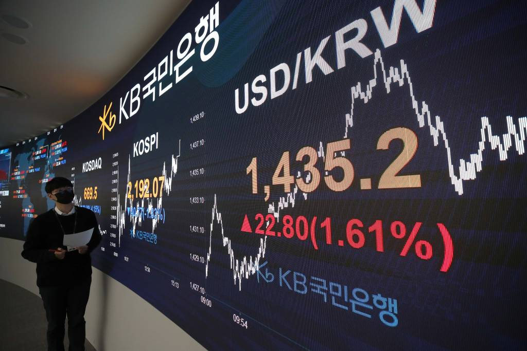 11일 코스피는 전 거래일(2232.84)보다 40.77포인트(1.83%) 하락한 2192.07에, 코스닥지수는 전 거래일(698.49)보다 28.99포인트(4.15%) 내린 669.50에 거래를 종료했다. 서울 외환시장에서 원·달러 환율은 전 거래일(1412.4원)보다 22.8원 상승한 1435.2원에 마감했다. 11일 서울 여의도 KB국민은행 딜링룸에서 딜러들이 업무를 보고 있다. / 사진제공=뉴시스