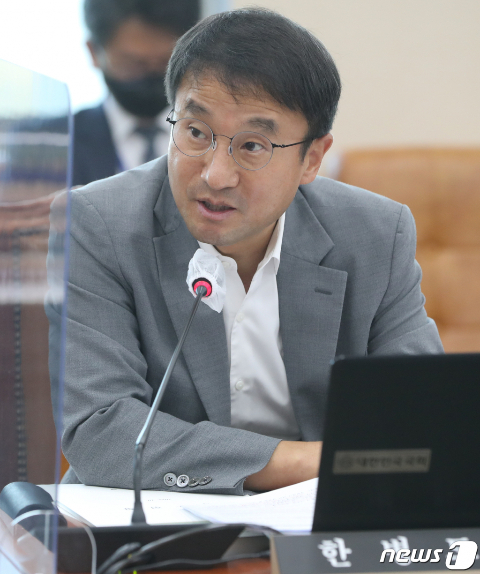 한병도 더불어민주당 의원이 이달 7일 서울 여의도 국회에서 열린 기획재정위원회의 한국은행에 대한 국정감사에서 질의하고 있다. / 사진제공=뉴스1