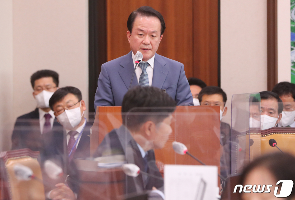 (서울=뉴스1) 허경 기자 = 이강진 코레일 상임감사위원이 11일 서울 여의도 국회에서 열린 국토교통위원회의 한국철도공사 등에 대한 국정감사에서 홍기원 더불어민주당 의원의 개인정보보호법 위반에도 감사원 요청이면 자료를 제출해야 하느냐는 질의에 답하고 있다. 2022.10.11/뉴스1 Copyright ? 뉴스1. All rights reserved. 무단 전재 및 재배포 금지.