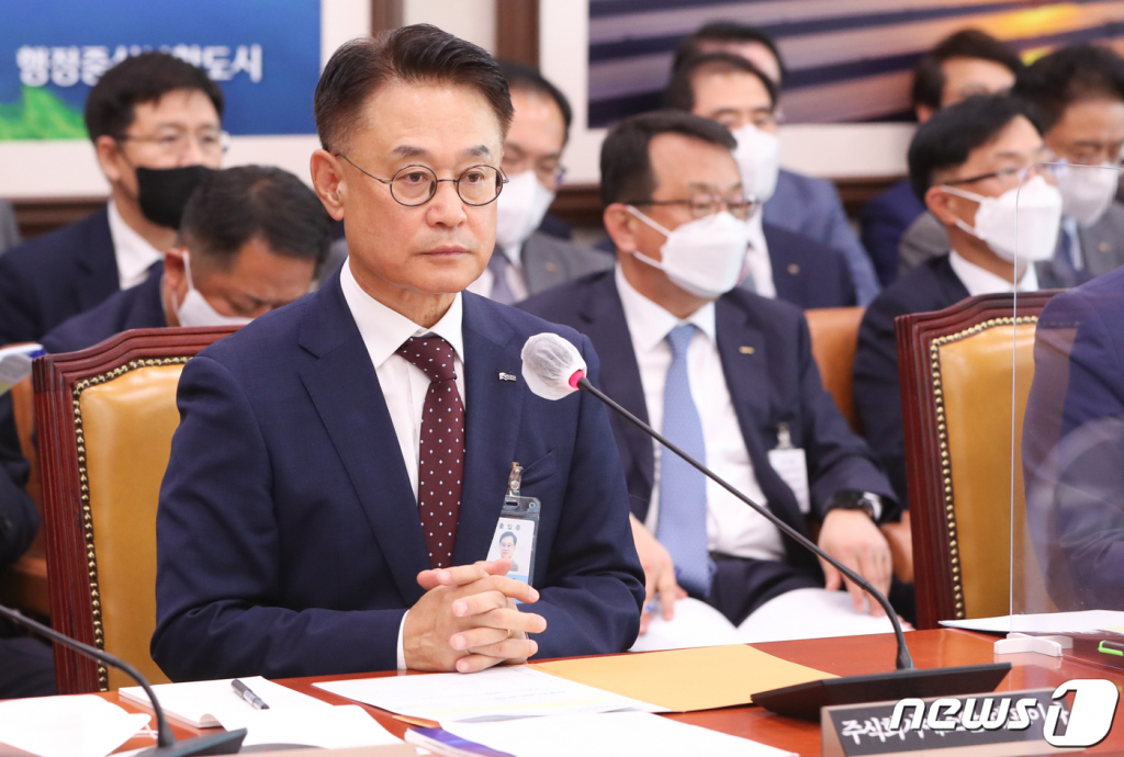 (서울=뉴스1) 허경 기자 = 이종국 SR 사장이 11일 서울 여의도 국회에서 열린 국토교통위원회의 한국철도공사 등에 대한 국정감사에 출석해 있다. 2022.10.11/뉴스1 Copyright ? 뉴스1. All rights reserved. 무단 전재 및 재배포 금지.