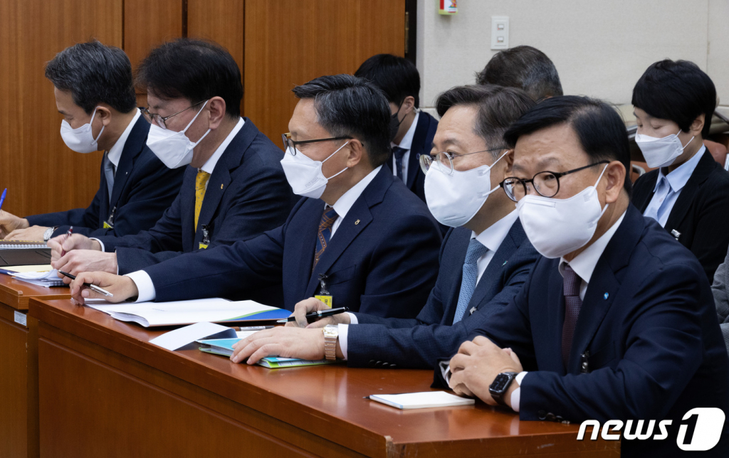 시중 은행장들이 11일 오후 서울 여의도 국회에서 열린 정무위원회의 금융감독원에 대한 국정감사에 증인으로 출석해 자료를 살펴보고 있다.   왼쪽부터 진옥동 신한은행장, 이재근 국민은행장, 임동순 농협은행 수석부행장, 박성호 하나은행장 이원덕 우리은행장./ 사진=뉴스1