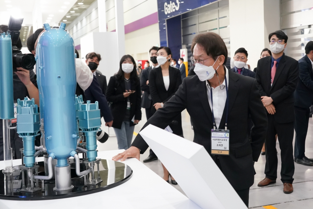 조희연 서울시교육감이 12일 서울 강남구 코엑스에서 열린 국회수소경제포럼이 주최하고 머니투데이와 코엑스(COEX)가 공동 주관하는 '그린비즈니스위크 2022(GBW 2022)' 부스를 체험하고 있다. /사진제공=서울시교육청 