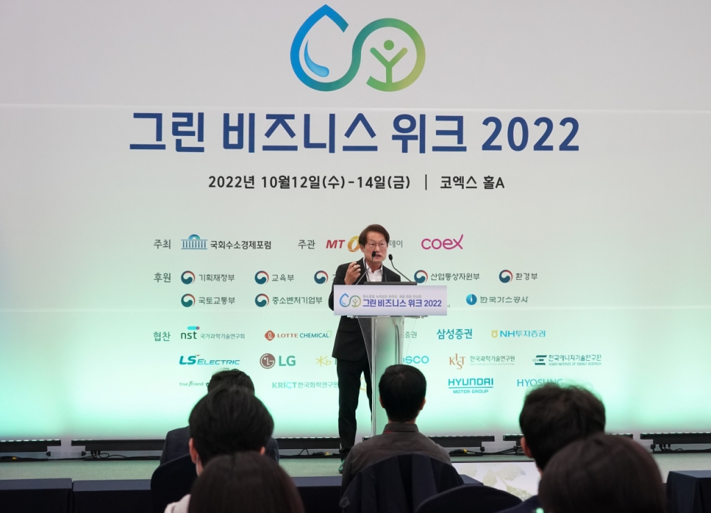 조희연 서울시교육감이 12일 서울 강남구 코엑스에서 열린 국회수소경제포럼이 주최하고 머니투데이와 코엑스(COEX)가 공동 주관하는 '그린비즈니스위크 2022(GBW 2022)' 잡콘서트에서 청년들에게 축사하고 있다. /사진제공=서울시교육청