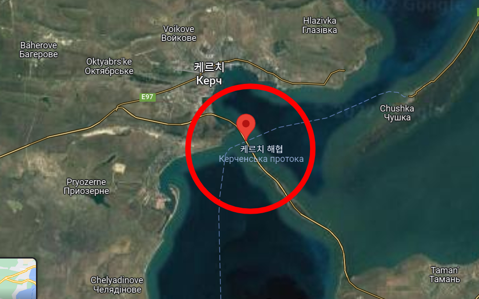 크림반도(지도 왼쪽 케르치 지역)와 러시아 남부 크라스노다르 지역(지도 오른쪽 아래)을 잇는 크림대교/사진=구글 지도