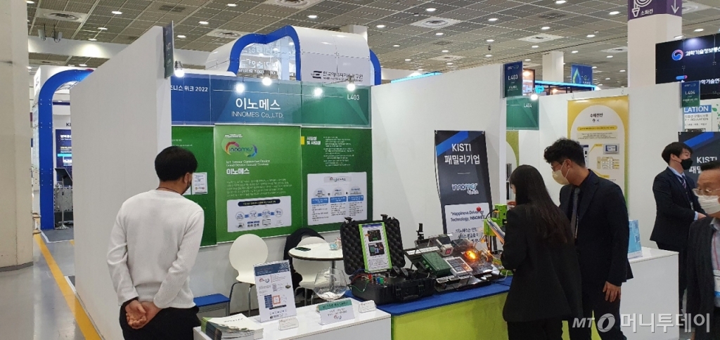 12일 그린비즈니스위크(GBW) 2022 에서 관람객들이 전국과학기술정보협의회 선정 '패밀리 기업'들의 전시를 관람하고 있다/사진=홍재영 기자