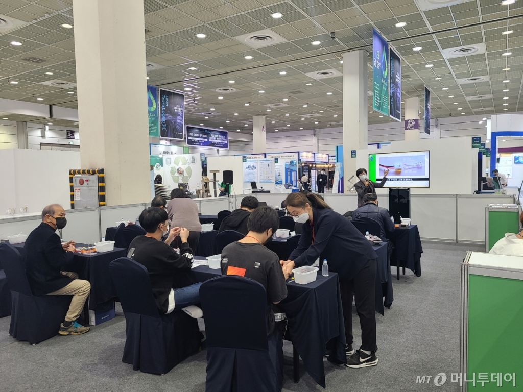 그린비즈니스위크 2022' 한국과학창의재단 체험존에서 체험인들이 풍력·수력 발전기를 만들고 있다. /사진=박미리 기자