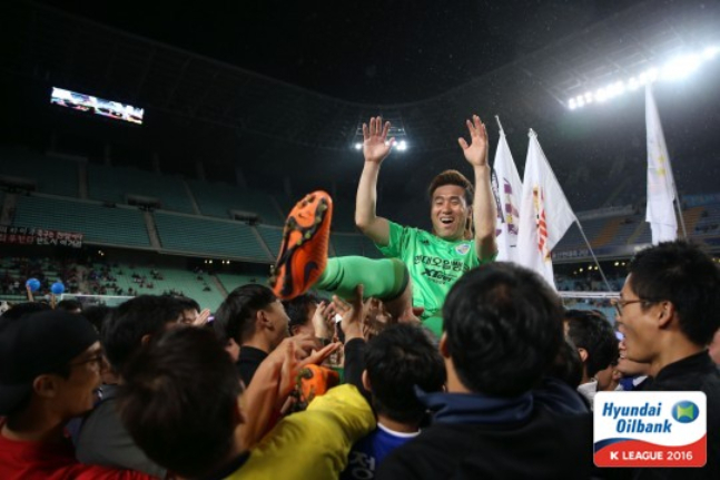 지난 2016년 K리그 706경기 출전 기록을 남기고 은퇴한 김병지가 팬들로부터 헹가래를 받고 있다. /사진=한국프로축구연맹