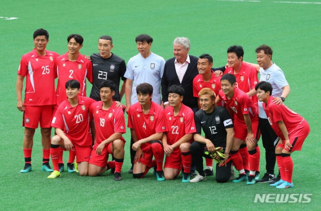 지난 6월 서울월드컵경기장 보조경기장에서 열린 2002 월드컵 20주년 기념 레전드 올스타전. 골든 에이지 U-14와의 경기에 앞서 히딩크(위 왼쪽 5번째) 감독과 김병지(아래 오른쪽 3번째) 등 레전드팀 선수들이 기념촬영을 하고 있다. /사진=뉴시스