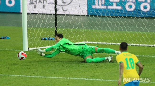 대표팀 골키퍼 김승규(왼쪽)가 지난 6월 브라질과 평가전에서 슈팅을 막아내고 있다. /사진=뉴시스