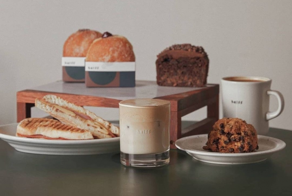 하프커피의 '버터크림라떼'와 디저트들/사진=펙투스컴퍼니